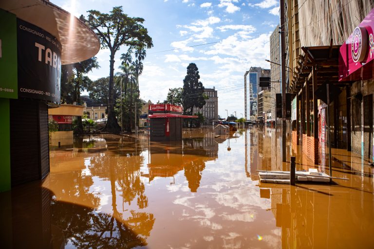 'Chave por chave': após um ano, atingidos em enchente histórica no RS se mobilizam por moradias