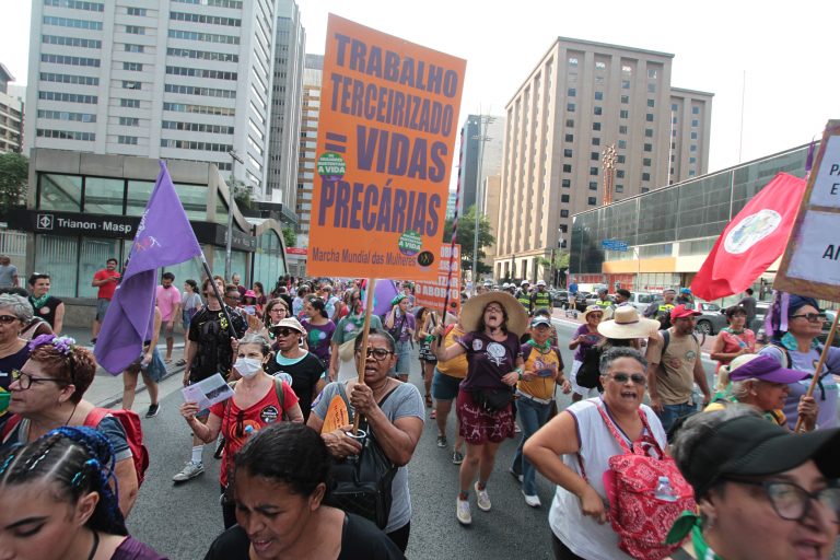 Condições precárias e baixa renda: mulheres são maioria dos trabalhadores terceirizados