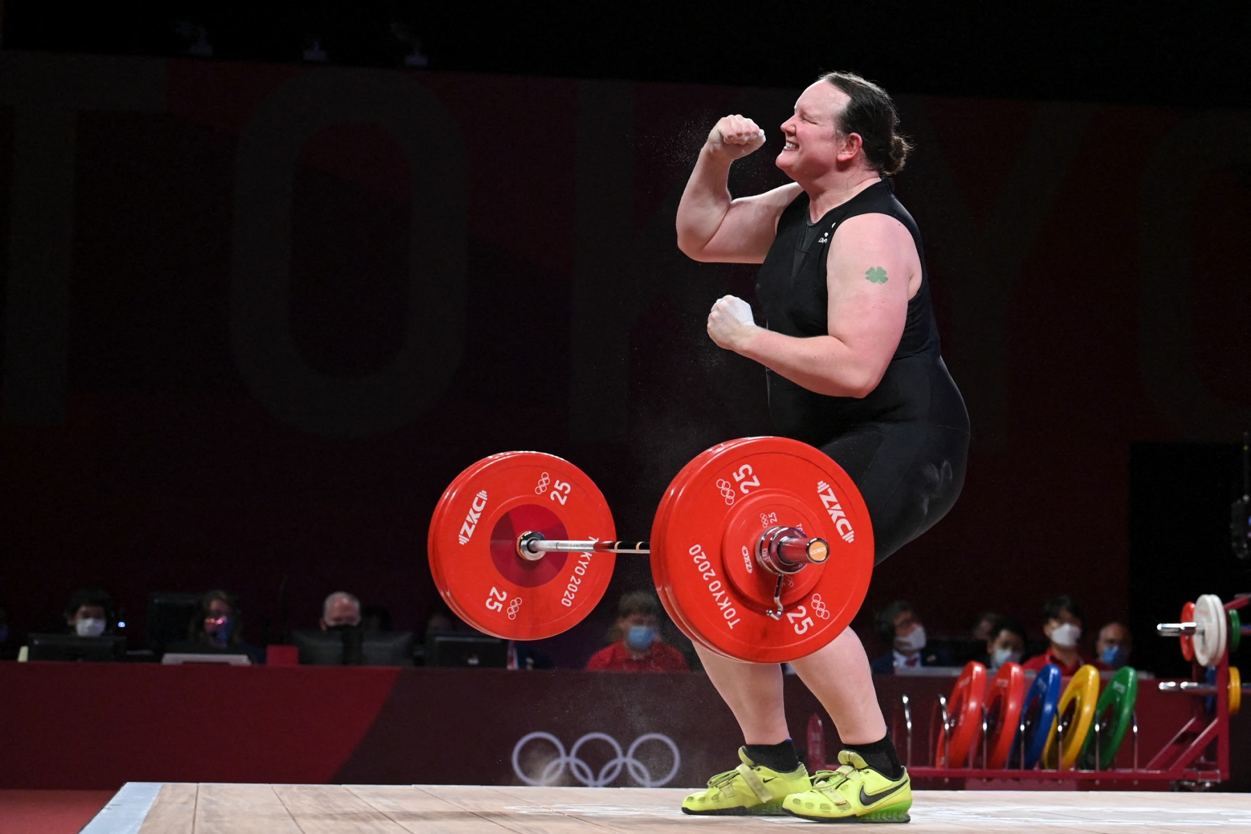 Laurel Hubbard, da Nova Zelândia, reage na competição de levantamento de peso feminino +87 kg durante os Jogos Olímpicos de Tóquio 2020