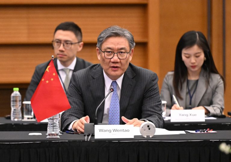 'Não aceitaremos ameaças', afirma China em resposta à 'intimidação' de Trump com novas tarifas 