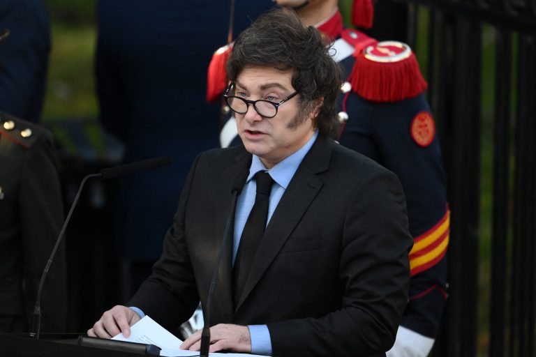 Argentina: carreata de Milei é apedrejada em meio a escândalo de corrupção que impacta eleições