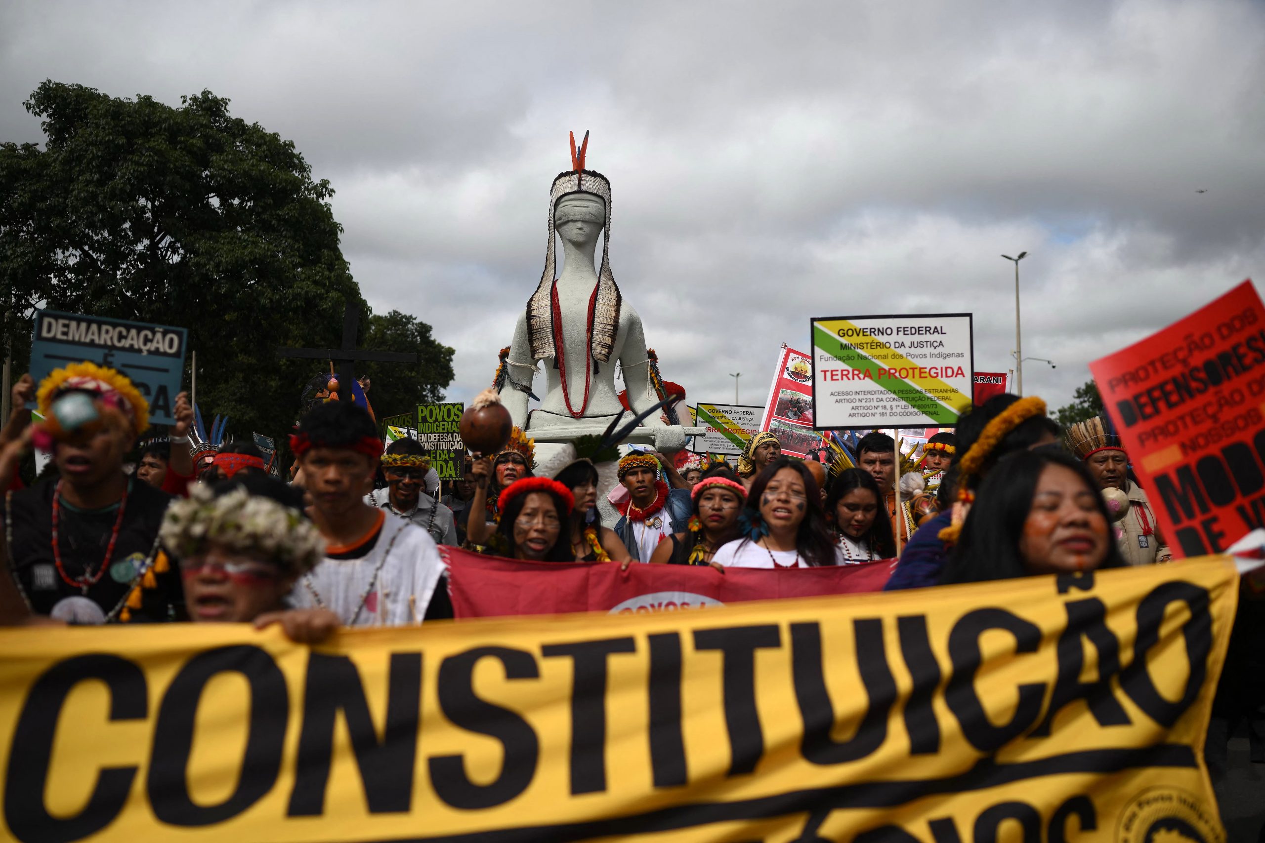 Marcha indígena pela Esplanada dos Ministérios, em Brasília, nesta terça-feira (8), como parte da programação do 21º Acampamento Terra Livre (ATL)