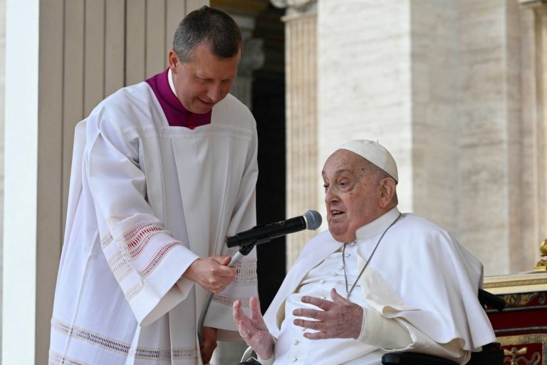 Papa Francisco aparece de surpresa na missa do Domingo de Ramos