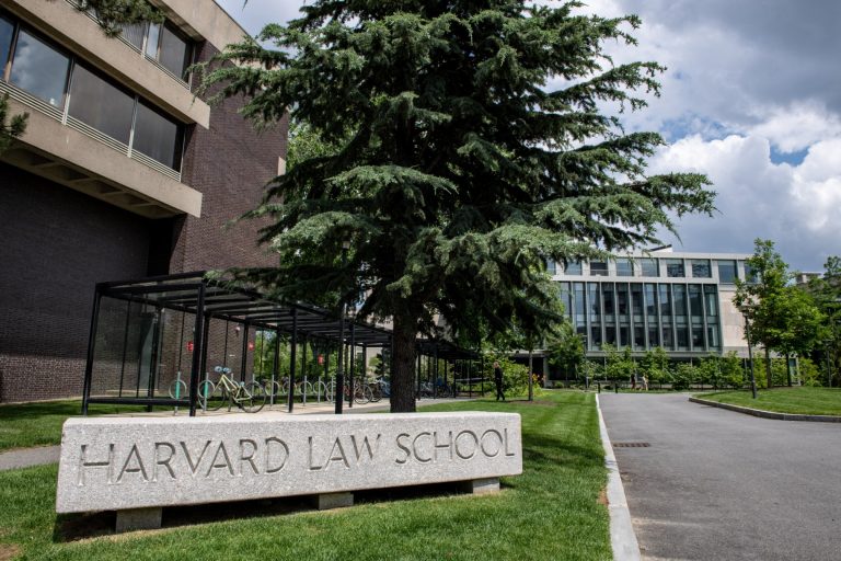 Trump difama Harvard e universidade aciona a Justiça por verbas cortadas