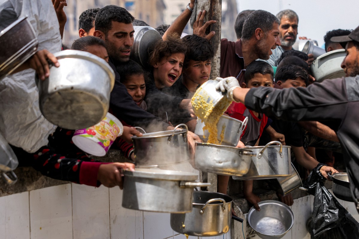 Palestinos se aglomeram para receber comida na Faixa de Gaza
