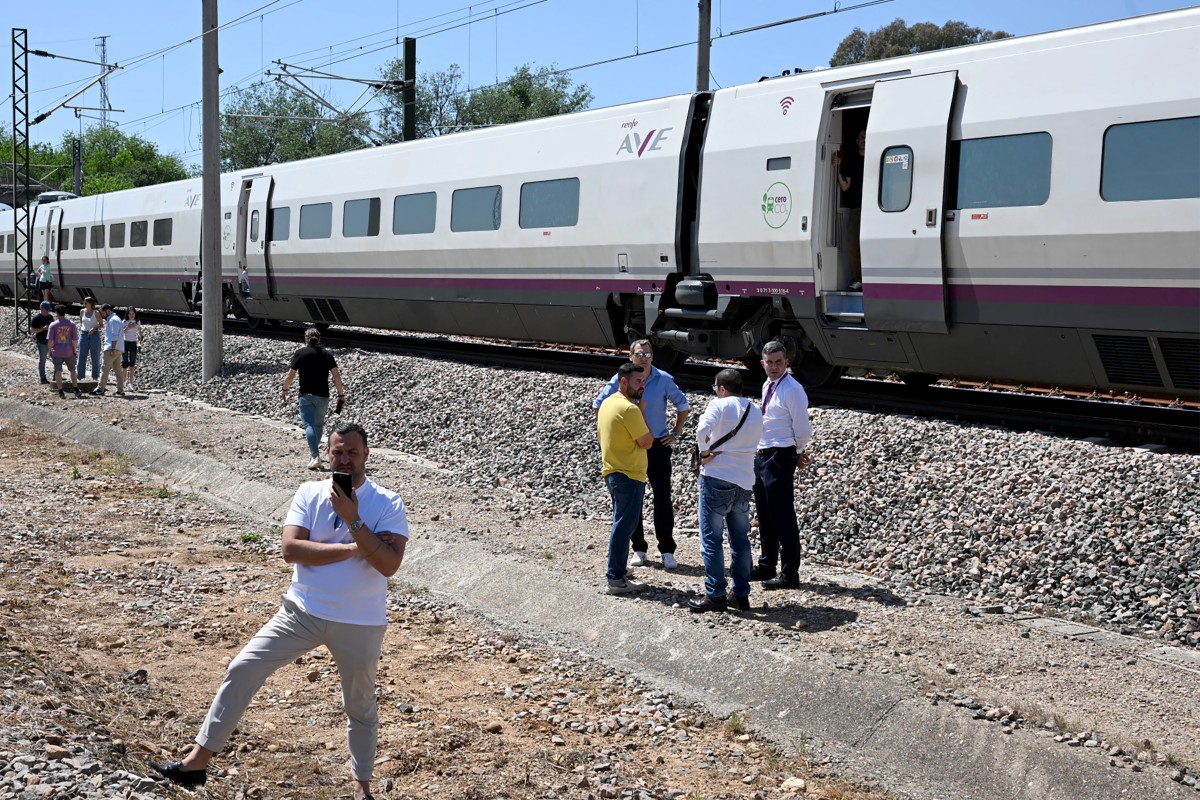 Passageiros saem de trem em Córdoba, Espanha, após apagão paralisar o sistema ferroviário