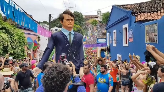 Em 2019, a Embaixada dos Bonecos Gigantes de Olinda colocou nas ruas uma figura em homenagem ao então presidente, Jair Bolsonaro, mas não foi bem recebida pelos foliões