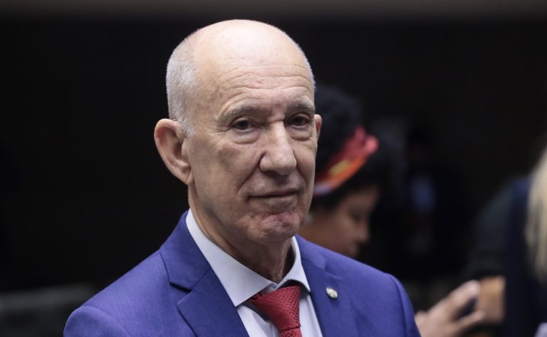 ‘Vou correr atrás dos votos’, afirma Rui Falcão sobre disputa de presidência do PT