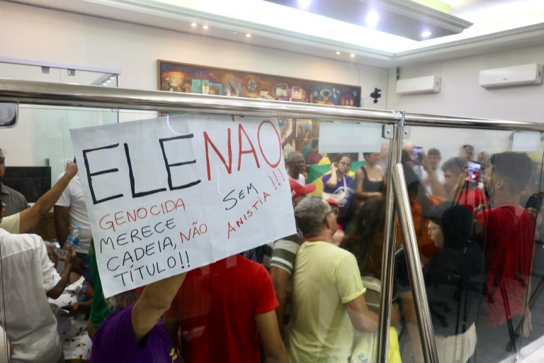 Entre vaias e mordidas, vereadores de Olinda aprovam título de cidadão para Jair Bolsonaro