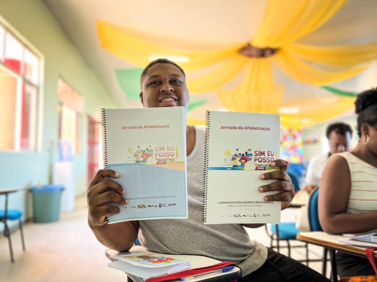 UFPE e movimentos populares unem forças para alfabetizar adultos nas periferias de Pernambuco