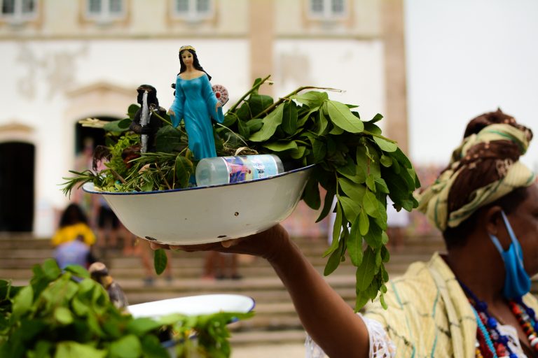 O santo é forte: a cura que vem da ancestralidade e o enfrentamento ao racismo religioso