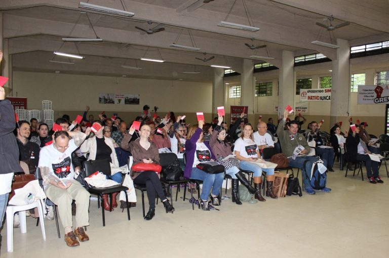Congresso discute futuro do sindicato de servidores da educação federal em Porto Alegre (RS)