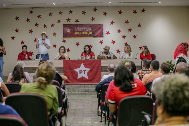 Coletivo liderado por Dani Portela formaliza migração para o PT, em Pernambuco