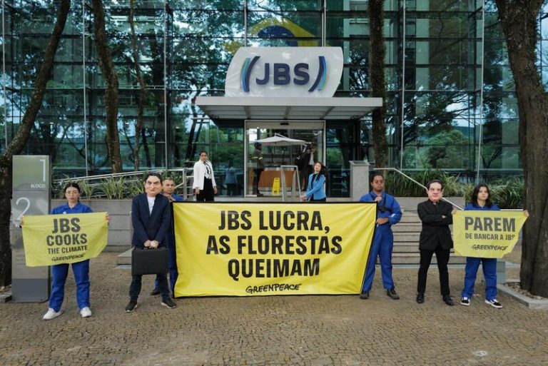 Polícia detém oito ativistas do Greenpeace durante protesto contra a JBS em São Paulo