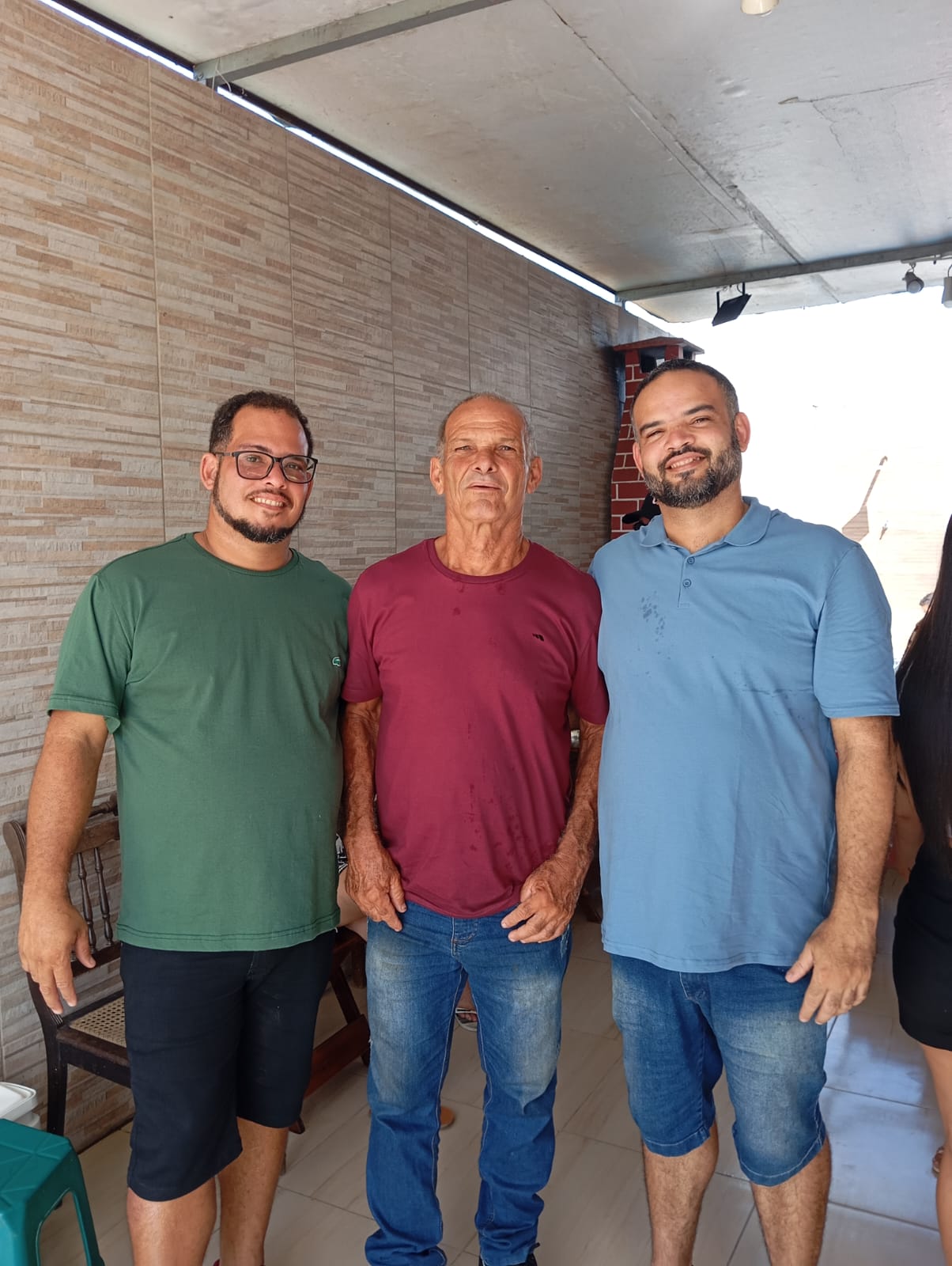 Gideone Menezes acompanhado pelos dois filhos