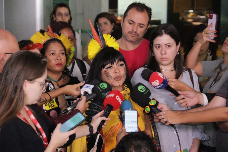 Célia Xakriabá entra com representação no STF após sofrer violência da Polícia Legislativa 