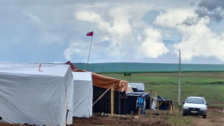 700 famílias do MST mantêm acampamento em fazenda acusada de trabalho escravo em Goiás 