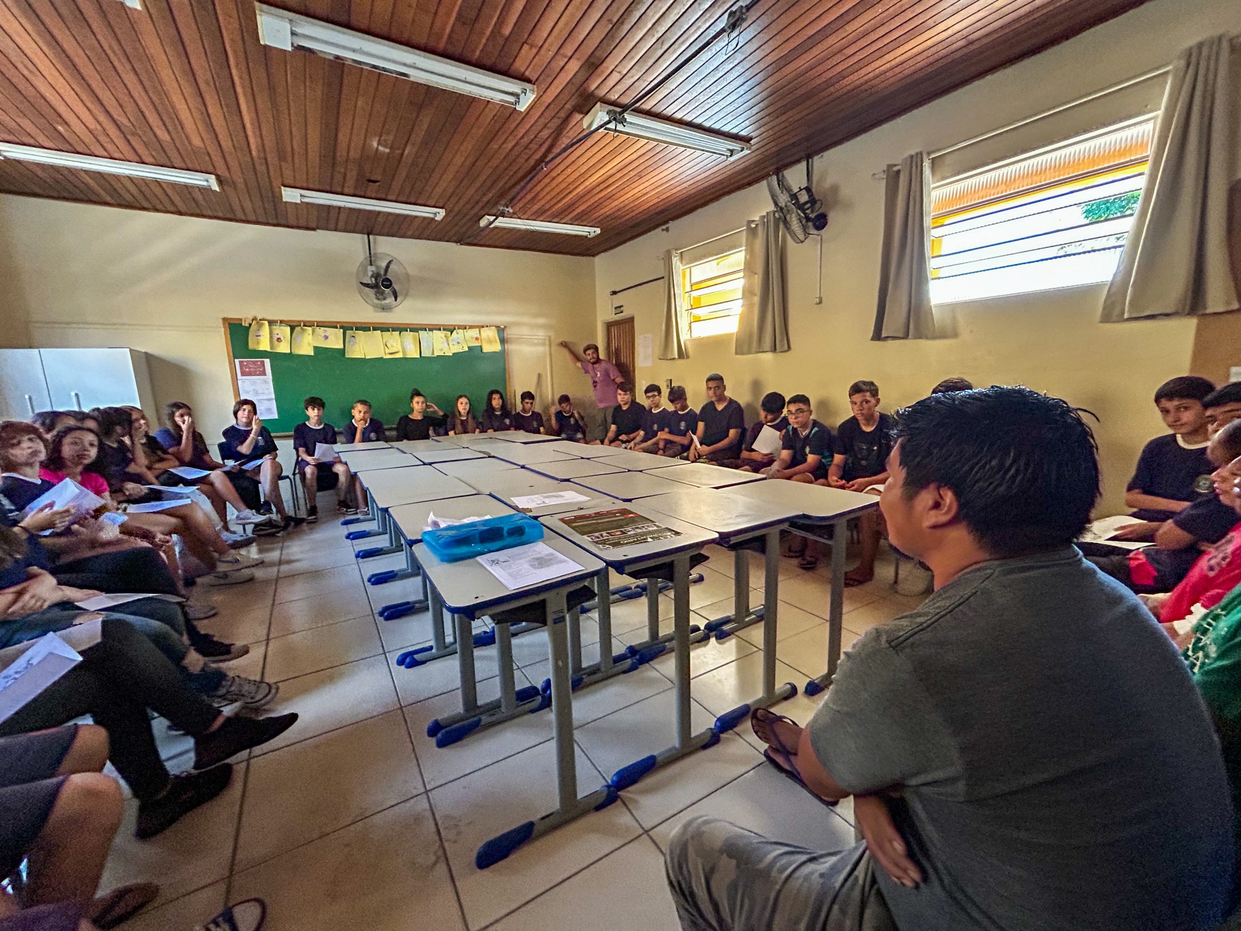 roda de voncersa entre indígena, equipe do filme e estudantes