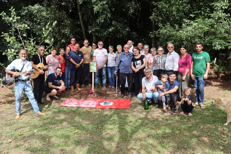 Camponeses de Panambi (RS) celebram colheita do arroz e plantam árvore em memória do papa 