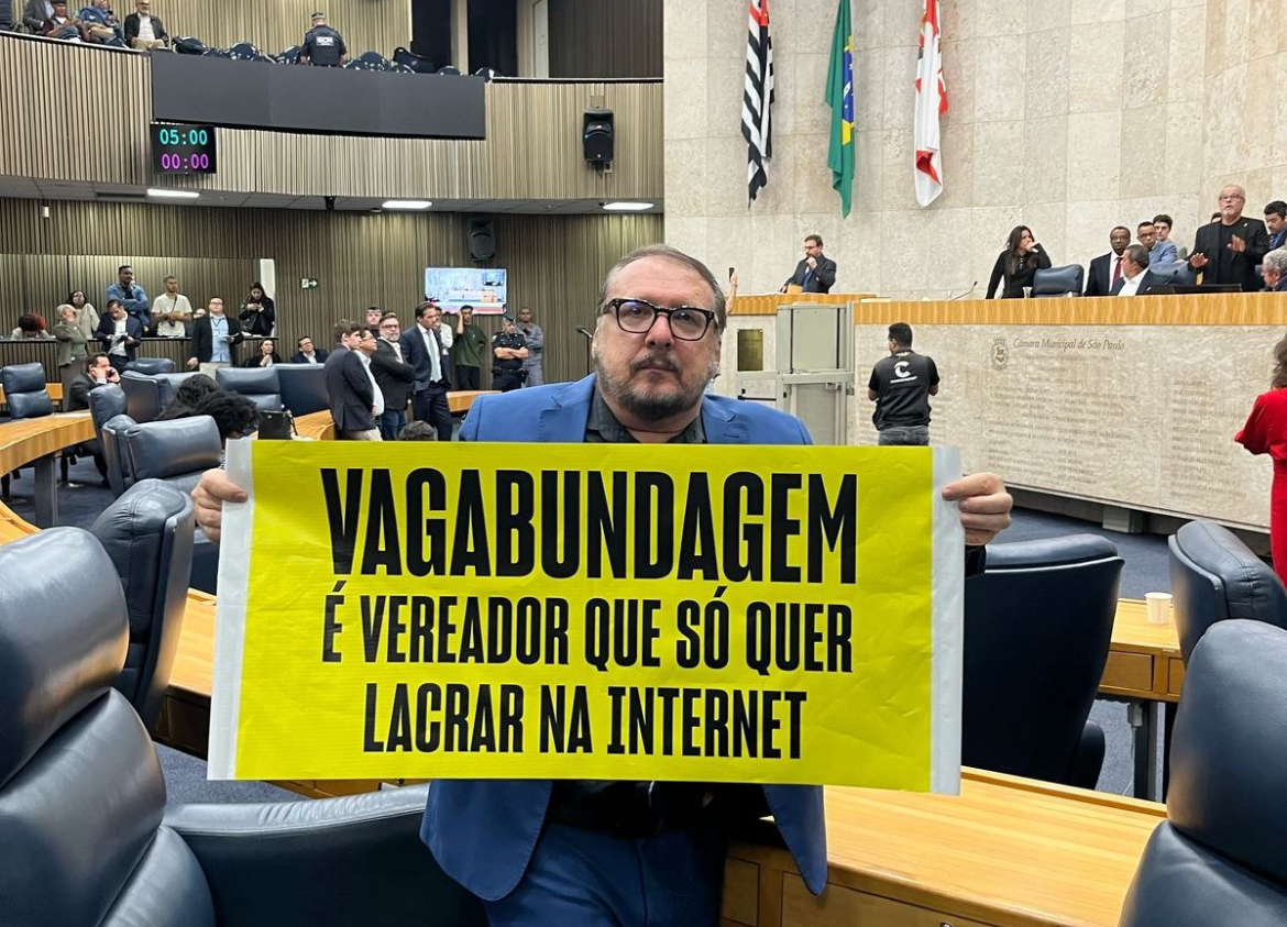 "Esse é o cartaz que tanto irritou a extrema direita", escreveu o vereador Toninho Vespoli (Psol-SP) nas redes sociais