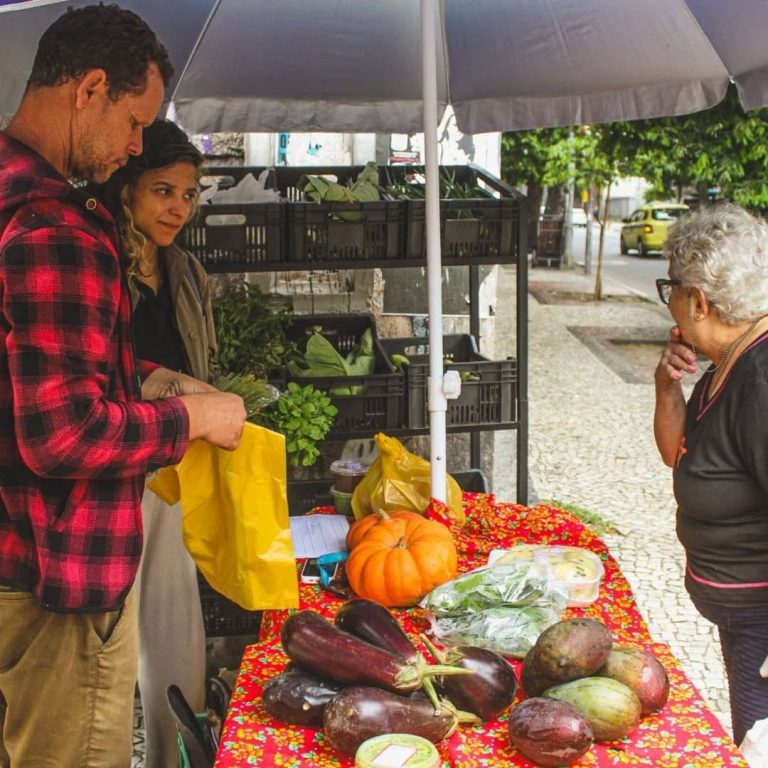 Reforma agrária: feira do MST com alimentos agroecológicos completa um ano Armazém do Campo RJ