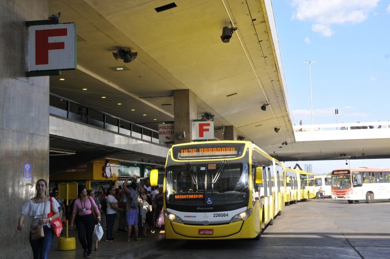 Superlotação, falta de informação e assédio: pesquisa do TCDF avalia transporte coletivo no DF