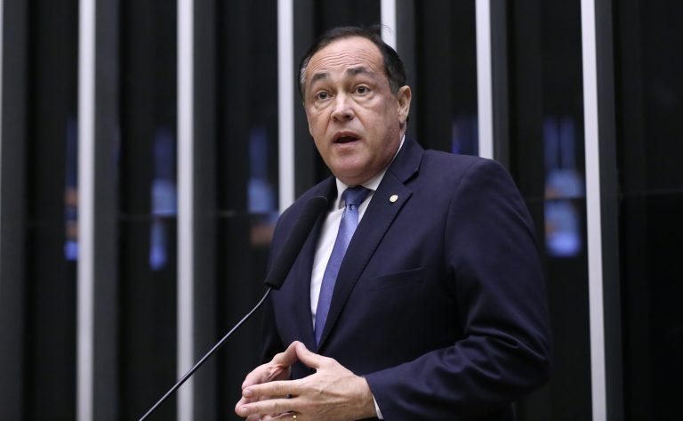 Deputados bolsonaristas apoiam taxação de Trump e traem agronegócio paranaense