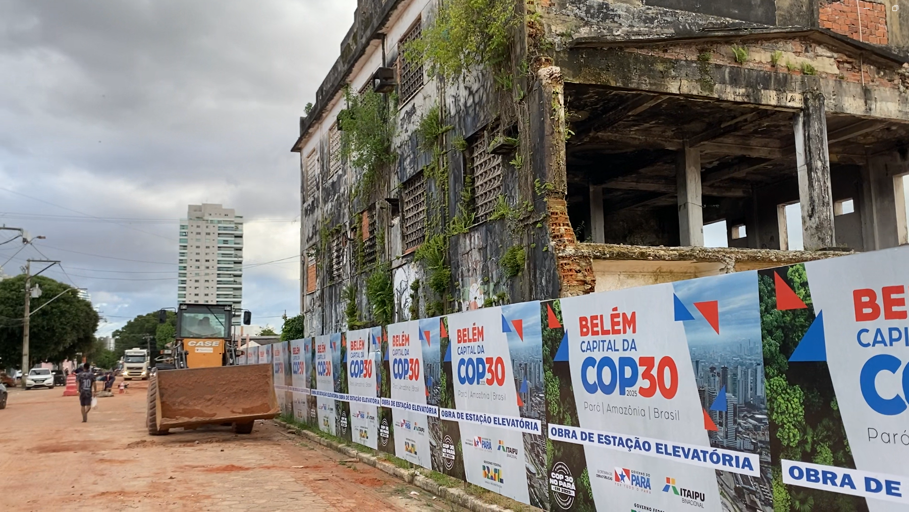 Obra milionária contrasta com precariedade de comunidade que carece de serviços básicos