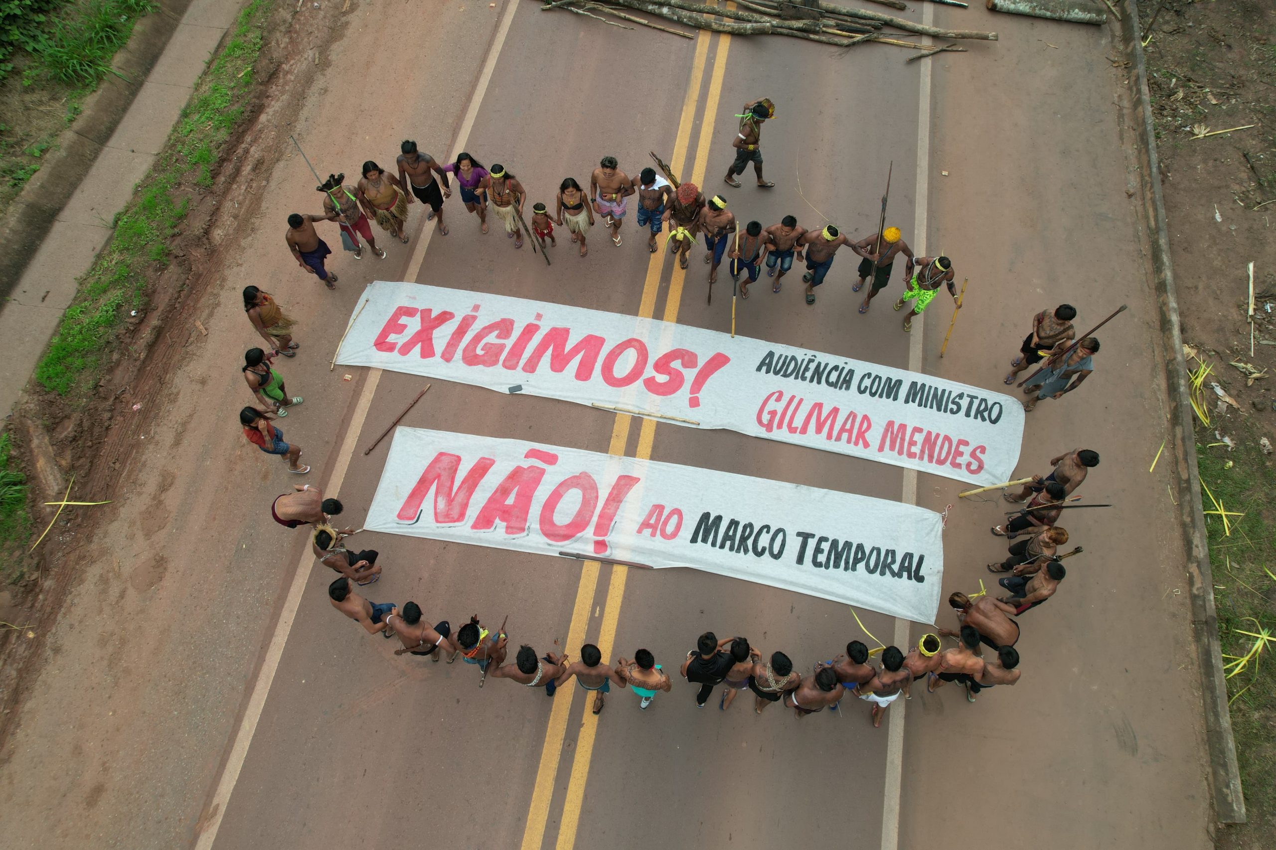 Indígenas do povo Munduruku ocupam o cruzamento entre as rodovias BR 163 e BR 230, no município de Itaituba (PA), em protesto contra a Lei 14.701/23, que estabelece o marco temporal, e exigem negociação com o ministro do STF Gilmar Mendes - 1 de abril de 2025