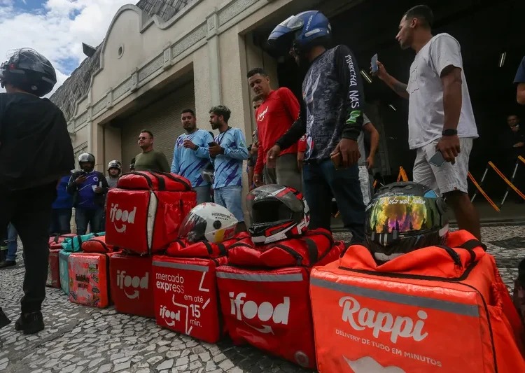 ‘Eles lucram em cima de nós’, diz motoboy de MG; entregadores paralisam atividades