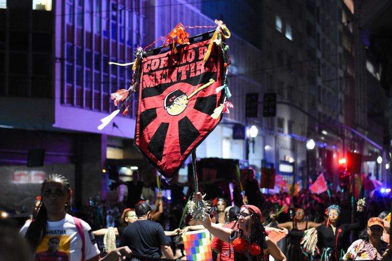Mães de jovens vítimas da violência policial se unem em 12º desfile do Cordão da Mentira