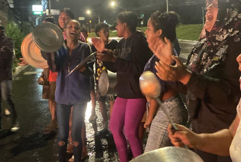 Moradores da vila Cruzeiro, em Porto Alegre (RS), são reprimidos em protesto contra falta de en