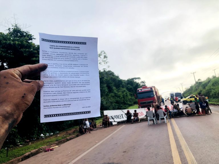 Após 10 dias bloqueando BR-163 contra marco temporal, Mundurukus entregam carta a caminhoneiros