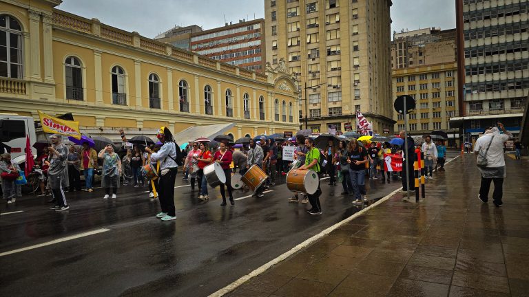 Servidores de Porto Alegre (RS) rejeitam proposta da prefeitura e seguem em greve