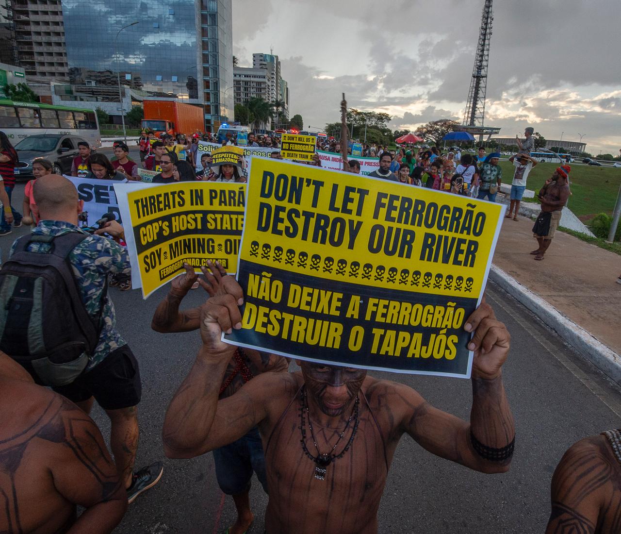 Indígena carrega cartaz que diz não deixe a ferrogrão destruir o tapajós