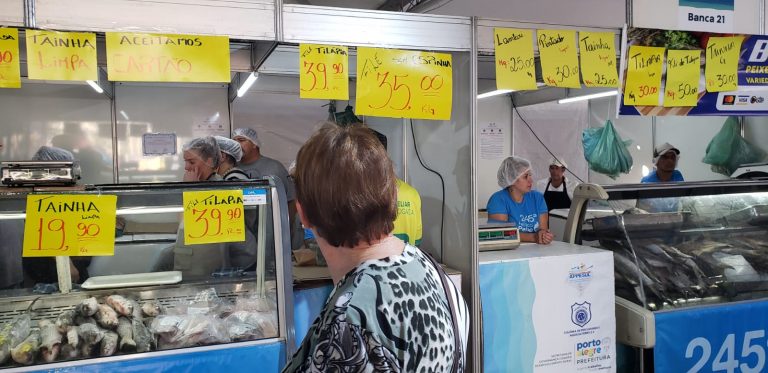 Consumidores aprovam preços na tradicional Feira do Peixe de Porto Alegre