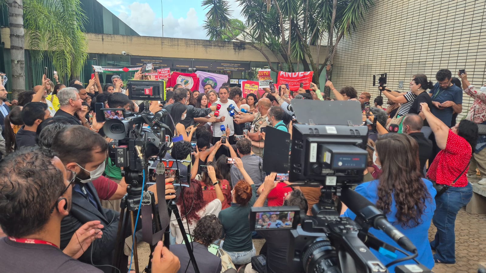 O deputado federal Glauber Braga (Psol/RJ) concede coletiva de imprensa em 17 de abril de 2025, após decidir encerrar a greve de fome iniciada em protesto contra o avanço do processo de cassação de seu mandato