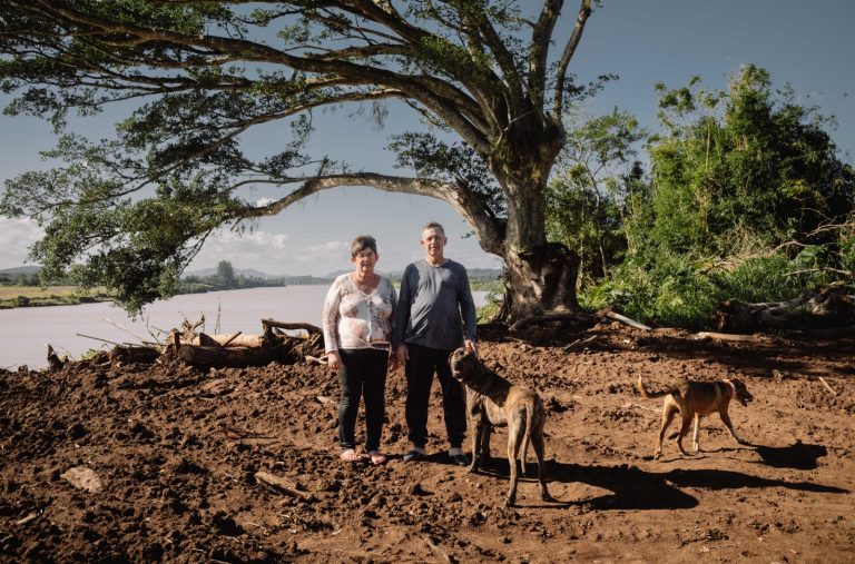 Agricultora celebra sua primeira colheita um ano após ver animais e plantações serem engolidos 