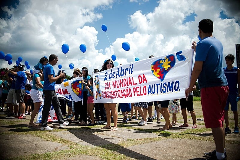Abril é o mês de conscientização sobre o autismo, chamado de Abril Azul