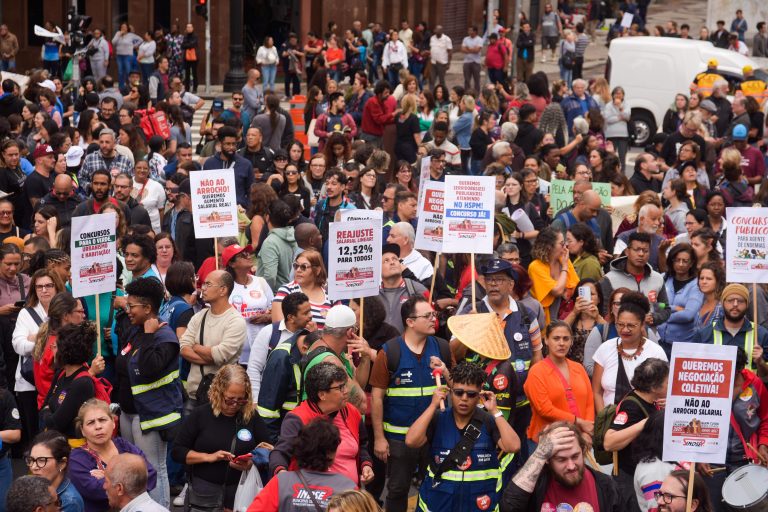 Servidores de SP votam pela continuidade da greve contra reajuste proposto por Nunes