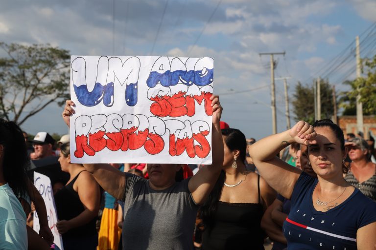 Moradores de Canoas saem às ruas por políticas públicas aos atingidos pela enchente