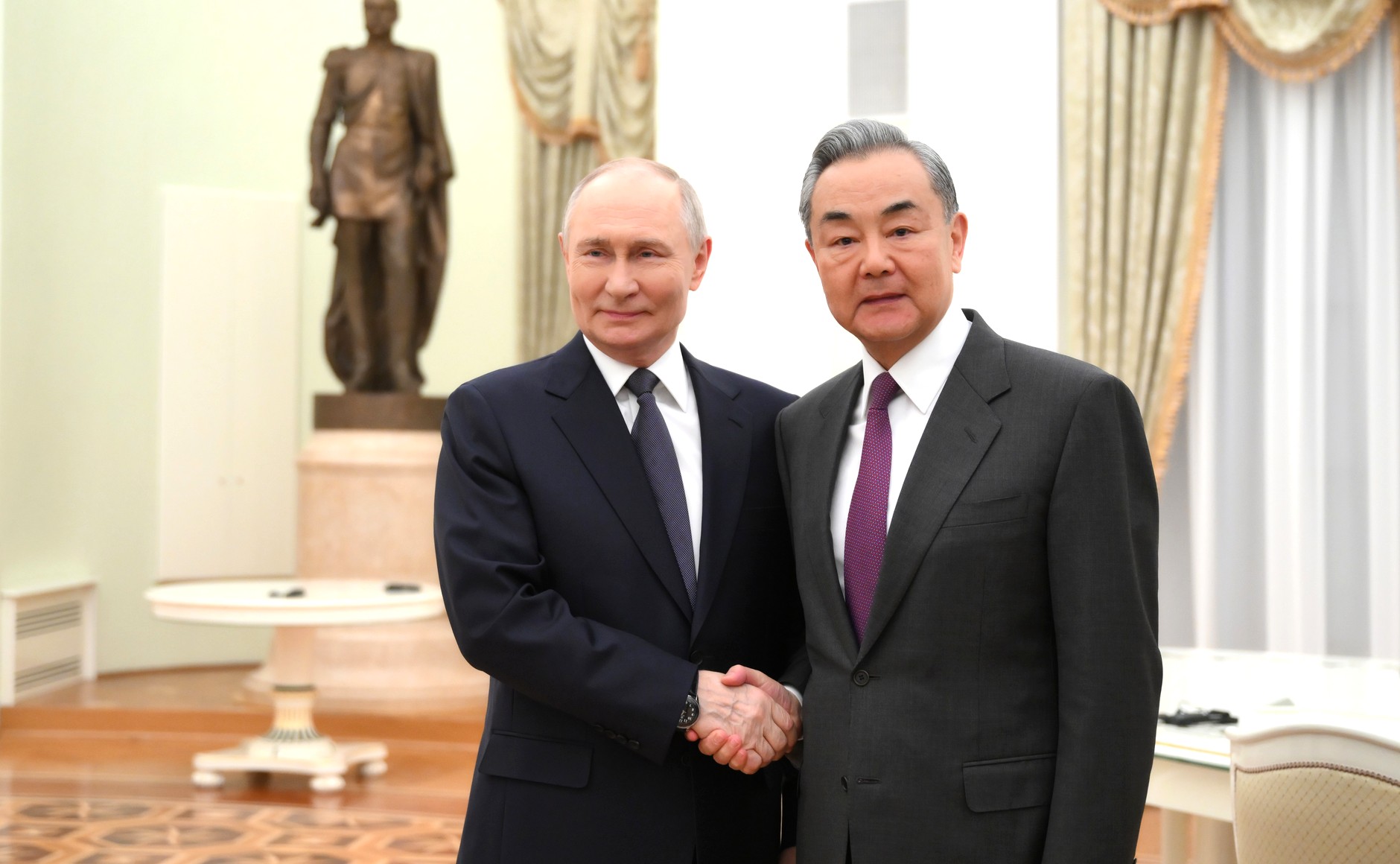 Presidente russo, Vladimir Putin, recebe visita do ministro das Relações Exteriores da China, Wang Yi, em Moscou, 1º de abril de 2025 (Kremlin.ru)