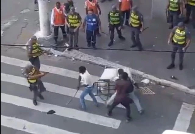 Vídeo mostra o trabalhador ambulante senegalês Ngange Mbaye cercado por policiais militares segundos antes de ser morto por um tiro de um dos PMs, no Brás, região central de São Paulo