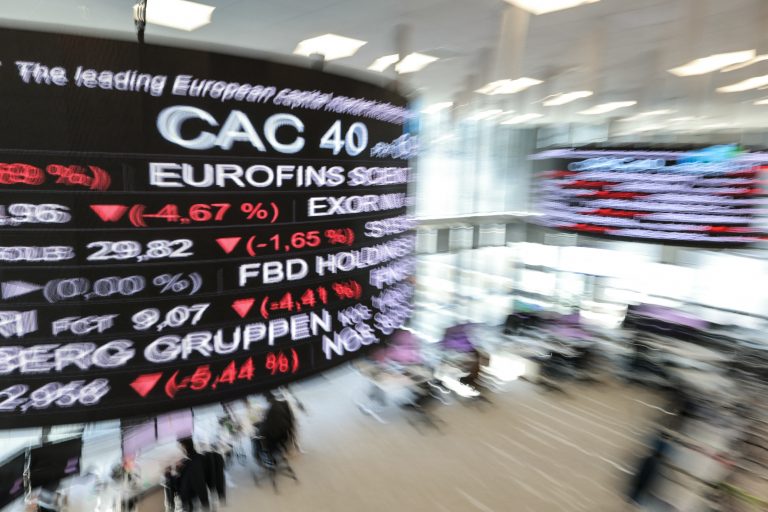 Bolsas asiáticas e europeias desabam, mas Trump nega possibilidade de acordos