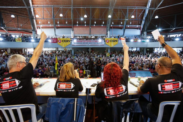 Educadores gaúchos definem agenda de mobilizações em primeira assembleia do ano