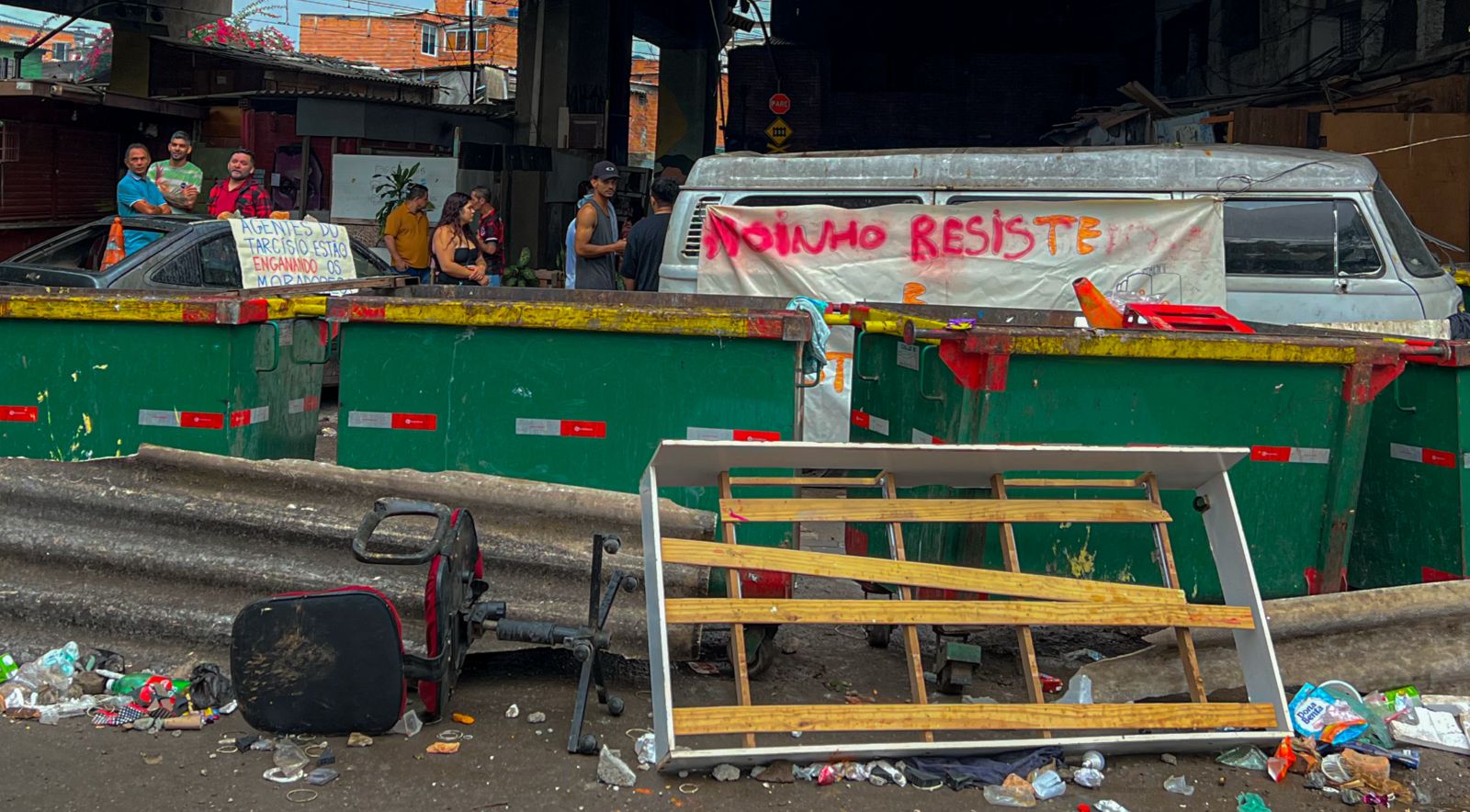 Moradores da favela do Moinho, a última da região central de São Paulo (SP), protestam contra ameaças de despejo por parte da PM, no dia 18 de abril de 2025