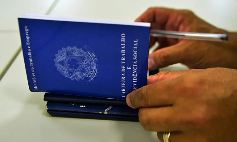 Mulheres negras receberam 47,5% a menos que homens não negros em 2024, revela relatório 