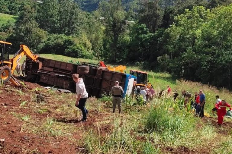 Pelo menos sete morrem em acidente de ônibus com estudantes no RS