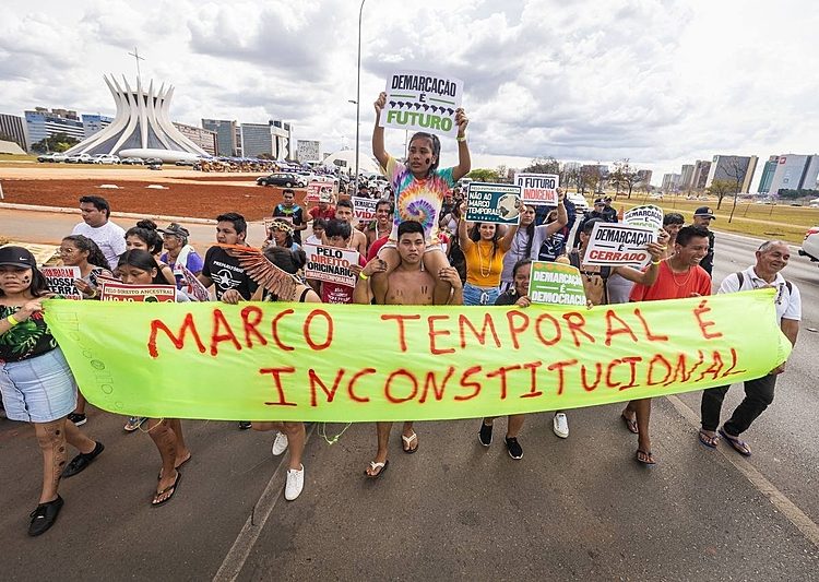 Indígenas marcham em Brasília (DF) contra o marco temporal - Divulgação/Apib