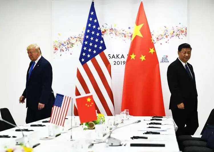 Donald Trump (à esquerda) e Xi Jinping (à direita) protagonizam guerra de tarifas